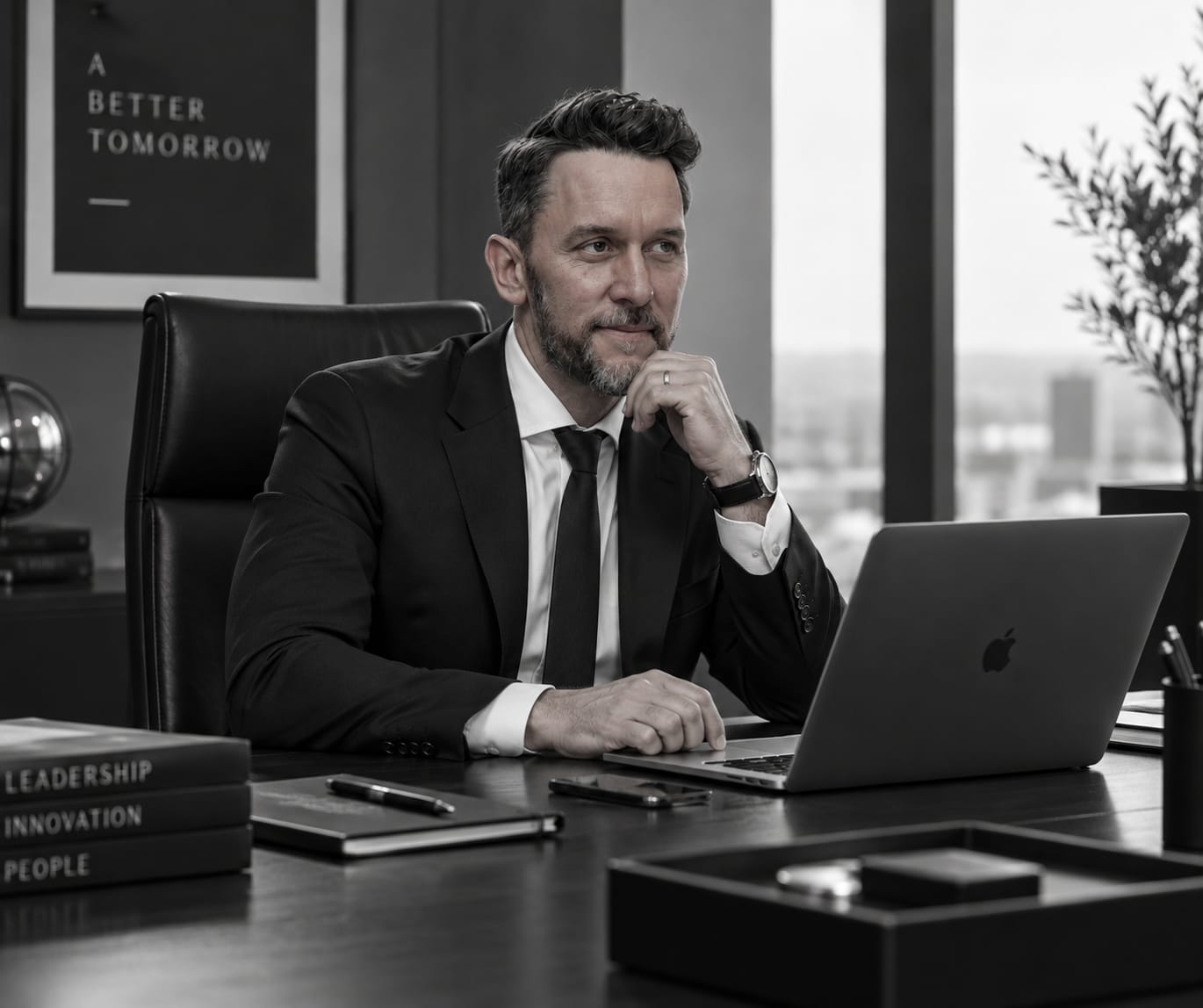 Tim Knebel am Schreibtisch